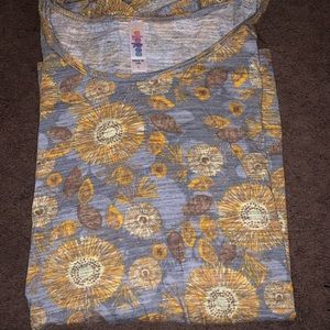Large LuLaRoe Classic Tee